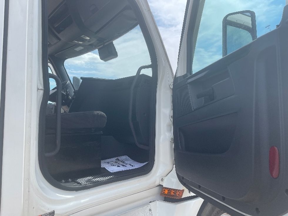 Day Cab Tractor-Heavy Duty Tractors-Freightliner-2023-T12664ST-Dallas-TX-737,343\n\t\tmiles-$ 36,750 - Image 12