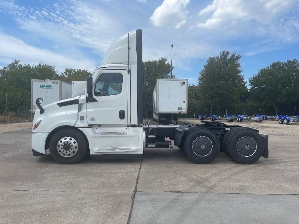 Day Cab Tractor-Heavy Duty Tractors-Freightliner-2023-T12664ST-Dallas-TX-737,343\n\t\tmiles-$ 36,750 - Image 4