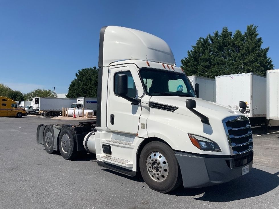 Day Cab Tractor-Heavy Duty Tractors-Freightliner-2023-T12664ST-Dayton-NJ-696,795\n\t\tmiles-$ 37,250 - Image 1