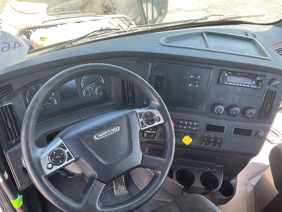 Day Cab Tractor-Heavy Duty Tractors-Freightliner-2023-T12664ST-Dayton-NJ-696,795\n\t\tmiles-$ 37,250 - Image 11