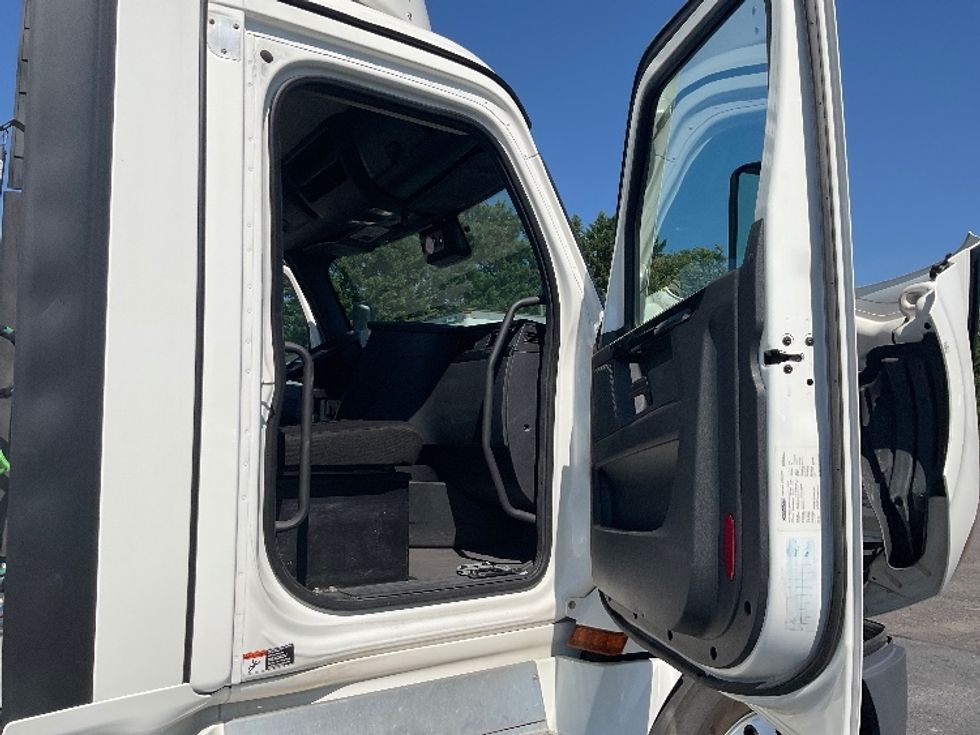 Day Cab Tractor-Heavy Duty Tractors-Freightliner-2023-T12664ST-Dayton-NJ-696,795\n\t\tmiles-$ 37,250 - Image 12