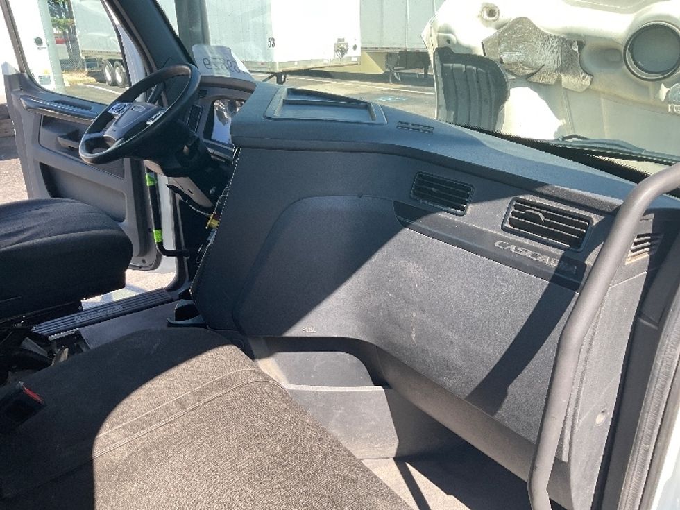 Day Cab Tractor-Heavy Duty Tractors-Freightliner-2023-T12664ST-Dayton-NJ-696,795\n\t\tmiles-$ 37,250 - Image 13