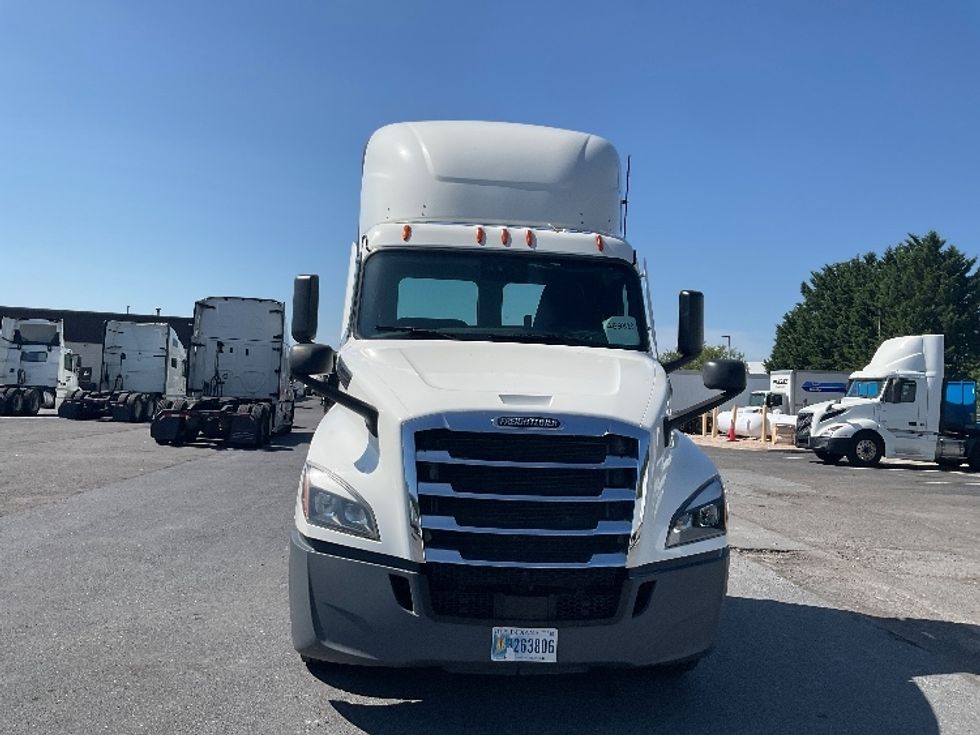 Day Cab Tractor-Heavy Duty Tractors-Freightliner-2023-T12664ST-Dayton-NJ-696,795\n\t\tmiles-$ 37,250 - Image 2