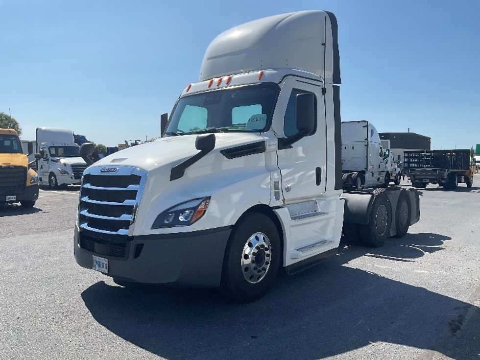 Day Cab Tractor-Heavy Duty Tractors-Freightliner-2023-T12664ST-Dayton-NJ-696,795\n\t\tmiles-$ 37,250 - Image 3