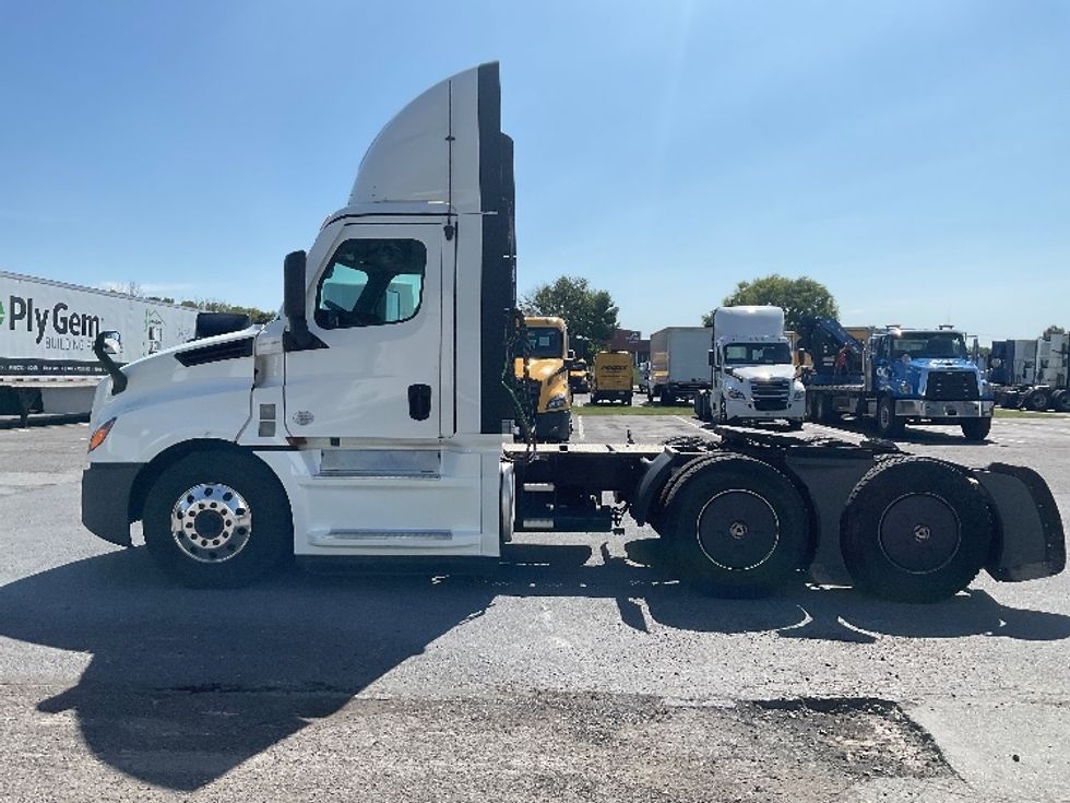 Day Cab Tractor-Heavy Duty Tractors-Freightliner-2023-T12664ST-Dayton-NJ-696,795\n\t\tmiles-$ 37,250 - Image 4
