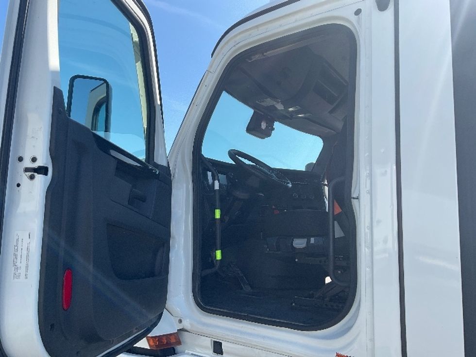 Day Cab Tractor-Heavy Duty Tractors-Freightliner-2023-T12664ST-Dayton-NJ-696,795\n\t\tmiles-$ 37,250 - Image 9
