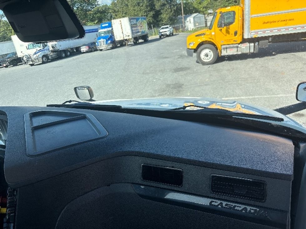 Day Cab Tractor-Heavy Duty Tractors-Freightliner-2023-T12664ST-Dayton-NJ-708,220\n\t\tmiles-$ 36,750 - Image 13