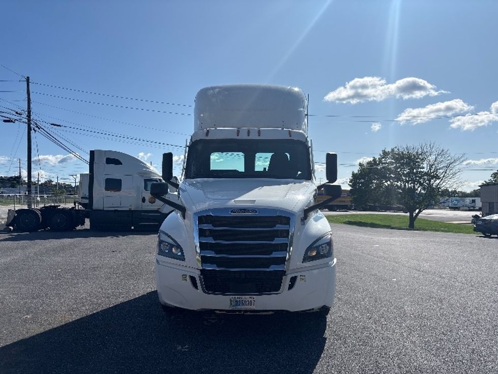 Day Cab Tractor-Heavy Duty Tractors-Freightliner-2023-T12664ST-Dayton-NJ-708,220\n\t\tmiles-$ 36,750 - Image 2