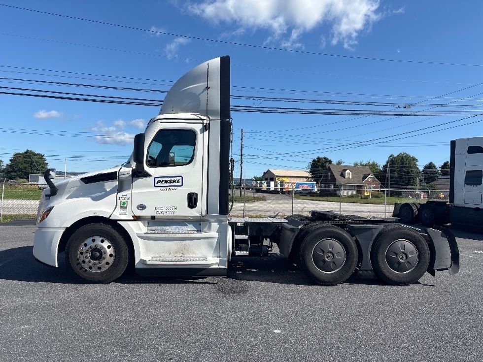 Day Cab Tractor-Heavy Duty Tractors-Freightliner-2023-T12664ST-Dayton-NJ-708,220\n\t\tmiles-$ 36,750 - Image 4