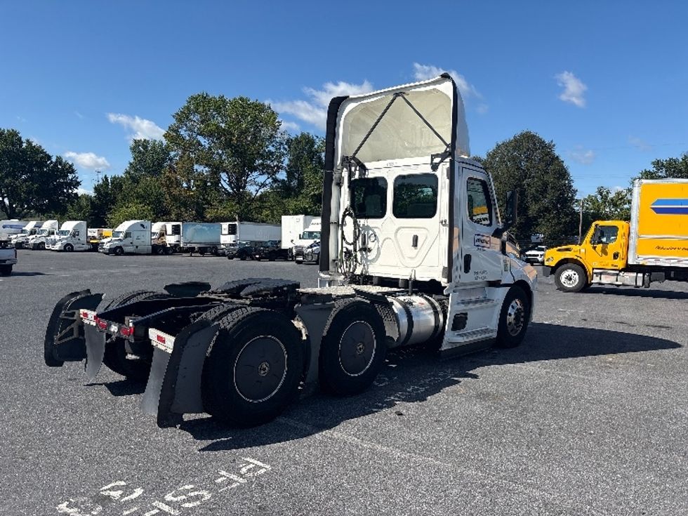 Day Cab Tractor-Heavy Duty Tractors-Freightliner-2023-T12664ST-Dayton-NJ-708,220\n\t\tmiles-$ 36,750 - Image 7