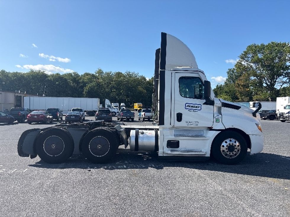 Day Cab Tractor-Heavy Duty Tractors-Freightliner-2023-T12664ST-Dayton-NJ-708,220\n\t\tmiles-$ 36,750 - Image 8
