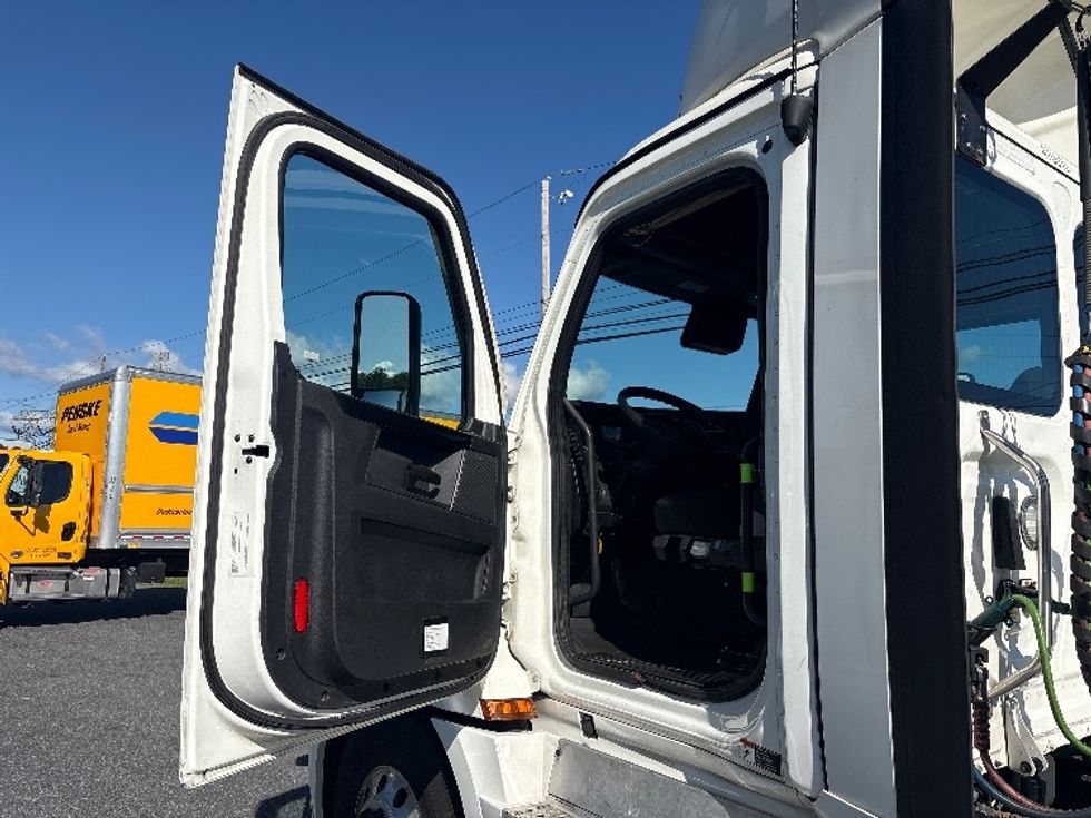 Day Cab Tractor-Heavy Duty Tractors-Freightliner-2023-T12664ST-Dayton-NJ-708,220\n\t\tmiles-$ 36,750 - Image 9