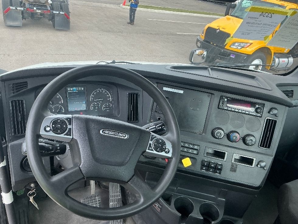 Day Cab Tractor-Heavy Duty Tractors-Freightliner-2023-T12664ST-Dayton-OH-812,824\n\t\tmiles-$ 36,000 - Image 11