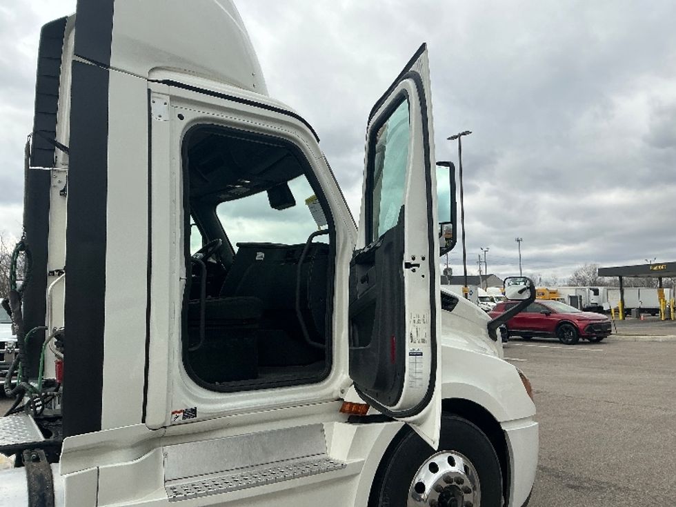 Day Cab Tractor-Heavy Duty Tractors-Freightliner-2023-T12664ST-Dayton-OH-812,824\n\t\tmiles-$ 36,000 - Image 12