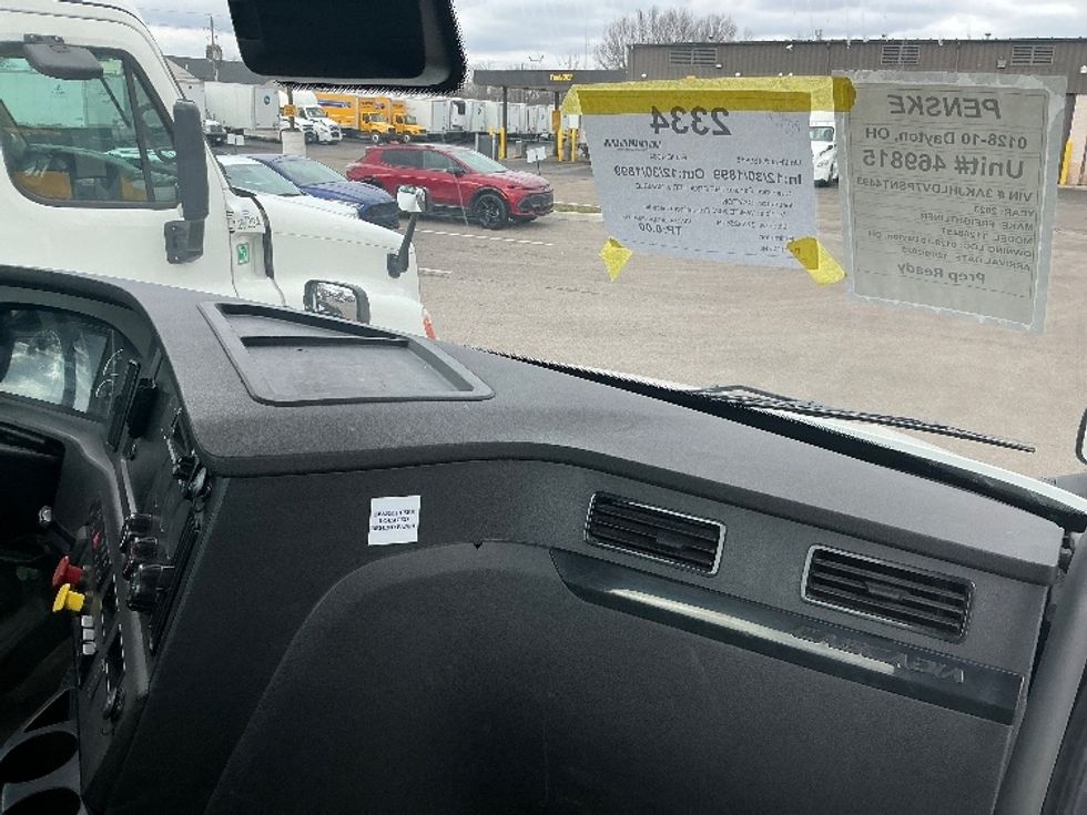 Day Cab Tractor-Heavy Duty Tractors-Freightliner-2023-T12664ST-Dayton-OH-812,824\n\t\tmiles-$ 36,000 - Image 13