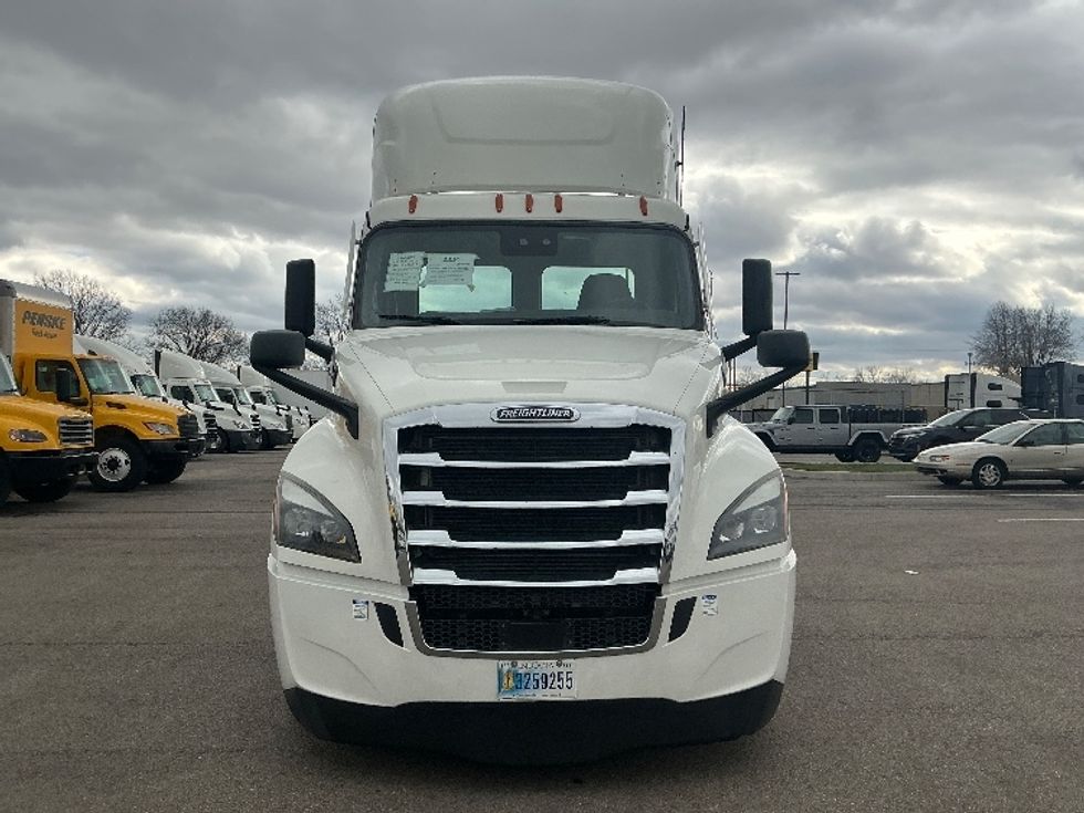Day Cab Tractor-Heavy Duty Tractors-Freightliner-2023-T12664ST-Dayton-OH-812,824\n\t\tmiles-$ 36,000 - Image 2