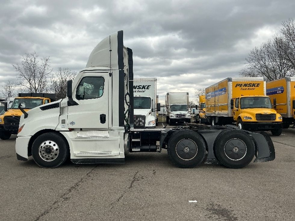 Day Cab Tractor-Heavy Duty Tractors-Freightliner-2023-T12664ST-Dayton-OH-812,824\n\t\tmiles-$ 36,000 - Image 4