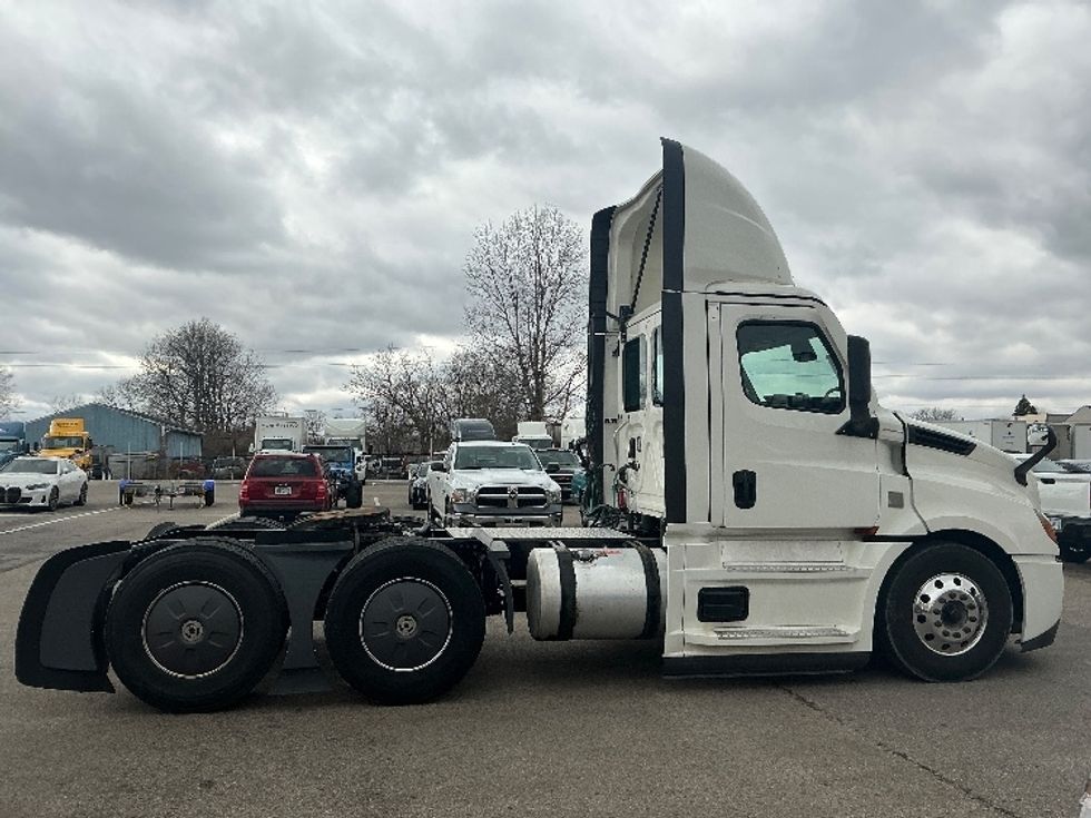 Day Cab Tractor-Heavy Duty Tractors-Freightliner-2023-T12664ST-Dayton-OH-812,824\n\t\tmiles-$ 36,000 - Image 8