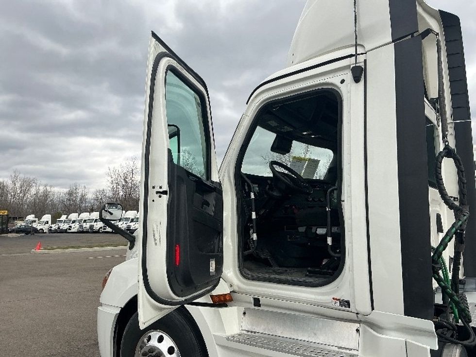 Day Cab Tractor-Heavy Duty Tractors-Freightliner-2023-T12664ST-Dayton-OH-812,824\n\t\tmiles-$ 36,000 - Image 9