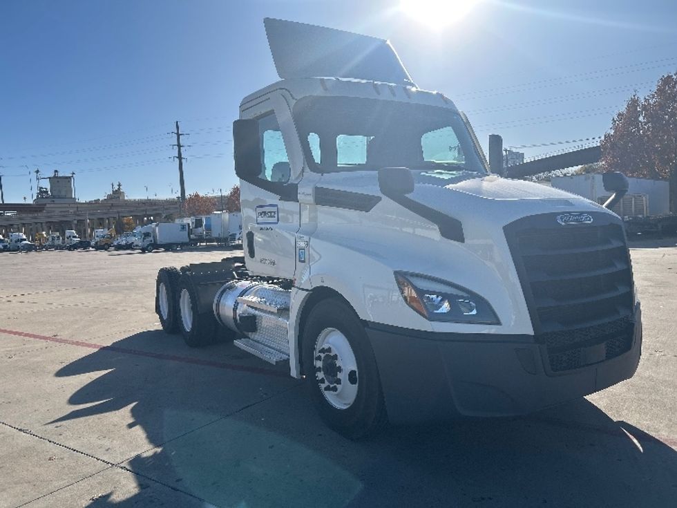 Day Cab Tractor-Heavy Duty Tractors-Freightliner-2023-T12664ST-Fort Worth-TX-141,358\n\t\tmiles-$ 104,000 - Image 1