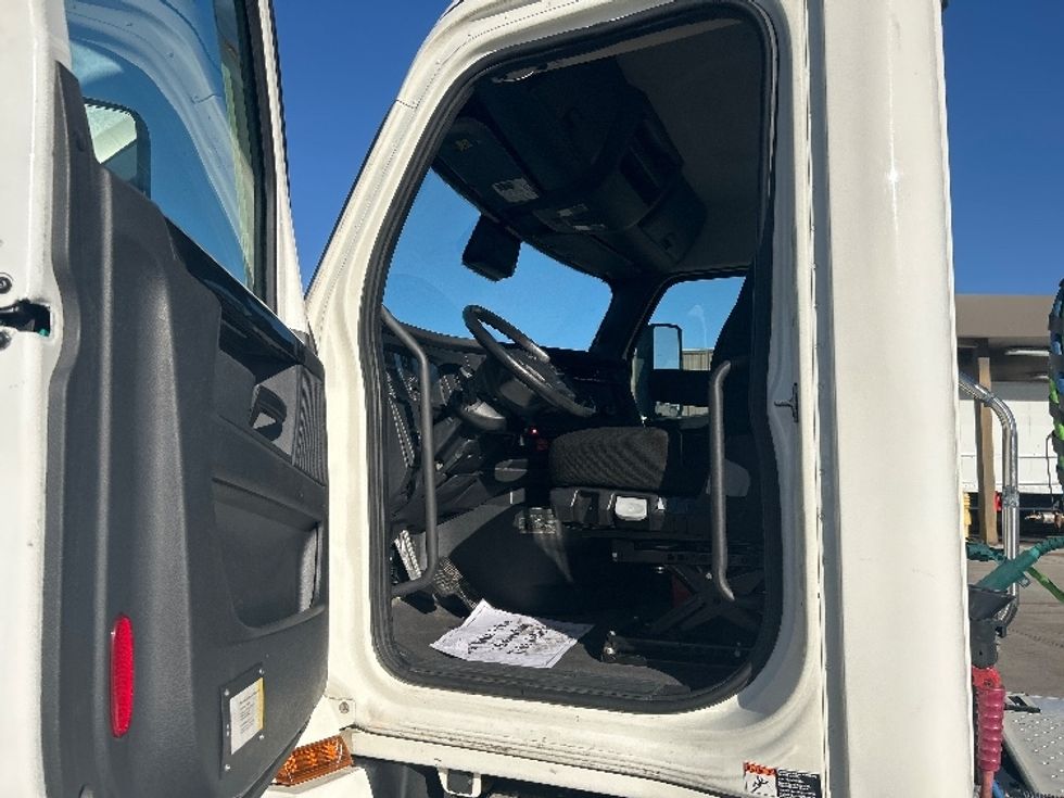 Day Cab Tractor-Heavy Duty Tractors-Freightliner-2023-T12664ST-Fort Worth-TX-141,358\n\t\tmiles-$ 104,000 - Image 9