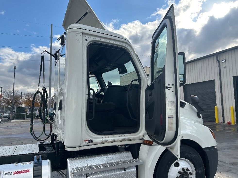 Day Cab Tractor-Heavy Duty Tractors-Freightliner-2023-T12664ST-Garland-TX-91,918\n\t\tmiles-$ 108,250 - Image 12