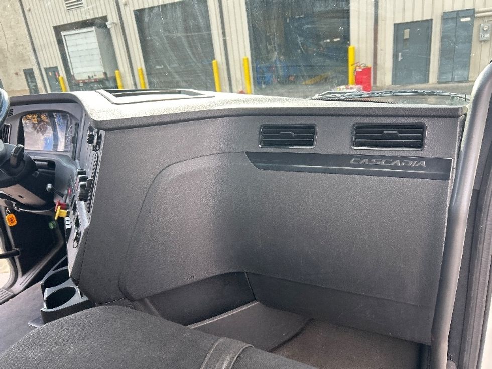 Day Cab Tractor-Heavy Duty Tractors-Freightliner-2023-T12664ST-Garland-TX-91,918\n\t\tmiles-$ 108,250 - Image 13