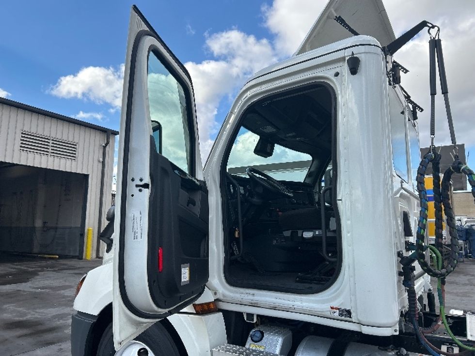 Day Cab Tractor-Heavy Duty Tractors-Freightliner-2023-T12664ST-Garland-TX-91,918\n\t\tmiles-$ 108,250 - Image 9