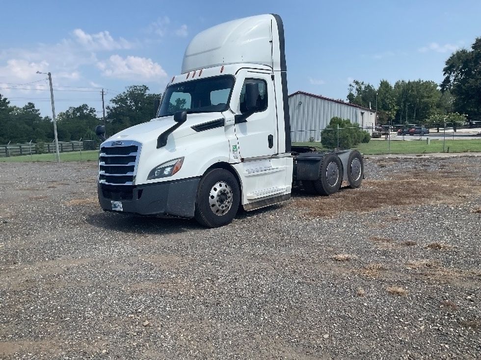 Day Cab Tractor-Heavy Duty Tractors-Freightliner-2023-T12664ST-Greensboro-NC-720,751\n\t\tmiles-$ 36,250 - Image 1