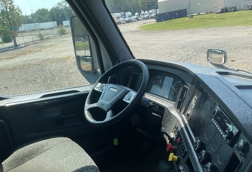 Day Cab Tractor-Heavy Duty Tractors-Freightliner-2023-T12664ST-Greensboro-NC-720,751\n\t\tmiles-$ 36,250 - Image 12