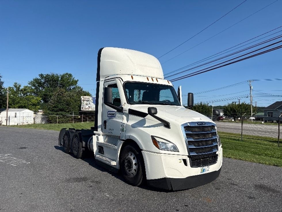 Day Cab Tractor-Heavy Duty Tractors-Freightliner-2023-T12664ST-Harrisburg-PA-657,650\n\t\tmiles-$ 35,000 - Image 1