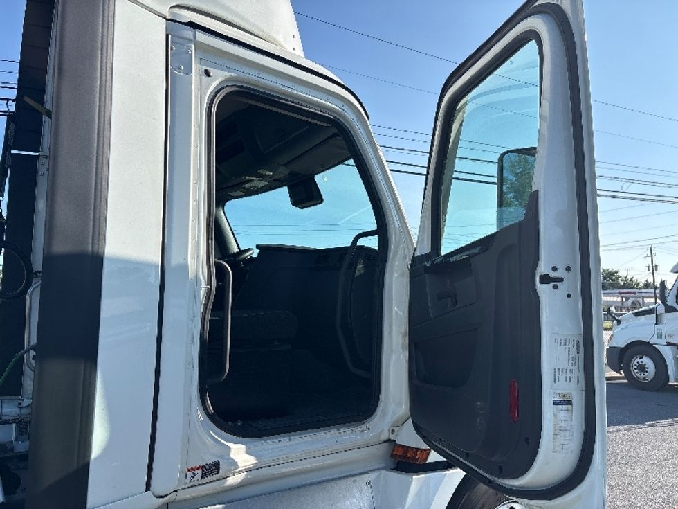 Day Cab Tractor-Heavy Duty Tractors-Freightliner-2023-T12664ST-Harrisburg-PA-657,650\n\t\tmiles-$ 35,000 - Image 12