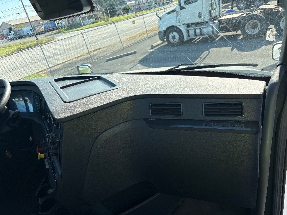 Day Cab Tractor-Heavy Duty Tractors-Freightliner-2023-T12664ST-Harrisburg-PA-657,650\n\t\tmiles-$ 35,000 - Image 13