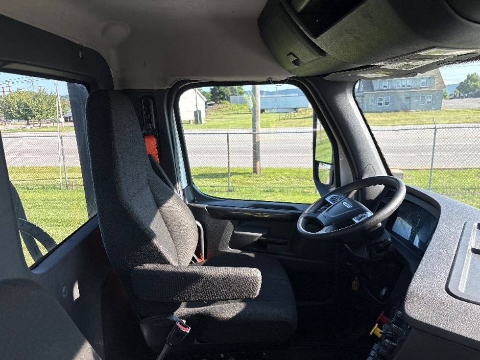 Day Cab Tractor-Heavy Duty Tractors-Freightliner-2023-T12664ST-Harrisburg-PA-657,650\n\t\tmiles-$ 35,000 - Image 14