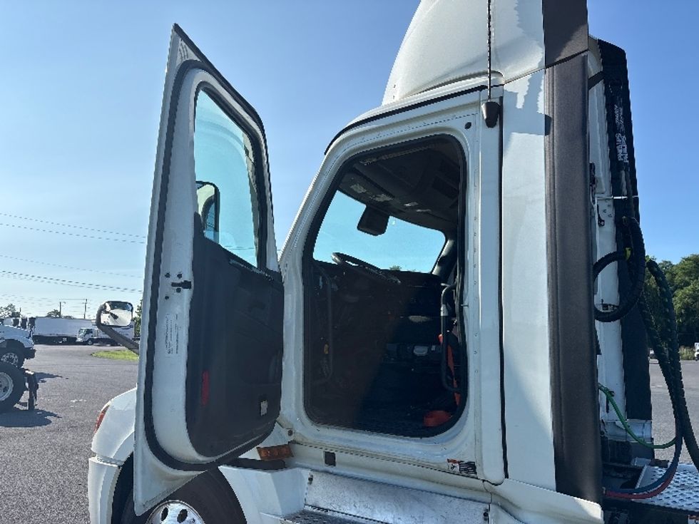 Day Cab Tractor-Heavy Duty Tractors-Freightliner-2023-T12664ST-Harrisburg-PA-657,650\n\t\tmiles-$ 35,000 - Image 9