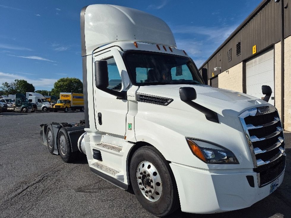 Day Cab Tractor-Heavy Duty Tractors-Freightliner-2023-T12664ST-Harrisburg-PA-665,785\n\t\tmiles-$ 40,000 - Image 1
