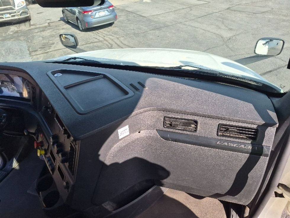Day Cab Tractor-Heavy Duty Tractors-Freightliner-2023-T12664ST-Harrisburg-PA-665,785\n\t\tmiles-$ 40,000 - Image 13