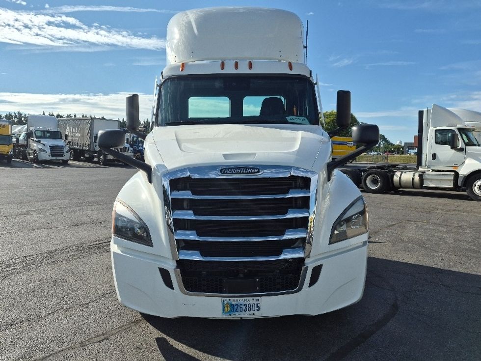 Day Cab Tractor-Heavy Duty Tractors-Freightliner-2023-T12664ST-Harrisburg-PA-665,785\n\t\tmiles-$ 40,000 - Image 2