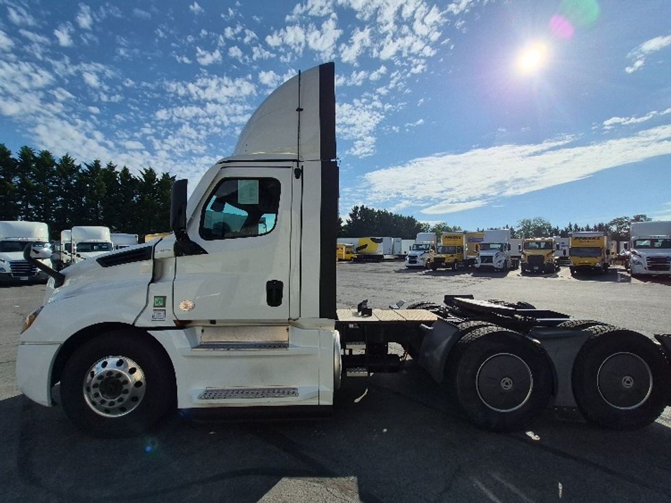 Day Cab Tractor-Heavy Duty Tractors-Freightliner-2023-T12664ST-Harrisburg-PA-665,785\n\t\tmiles-$ 40,000 - Image 4