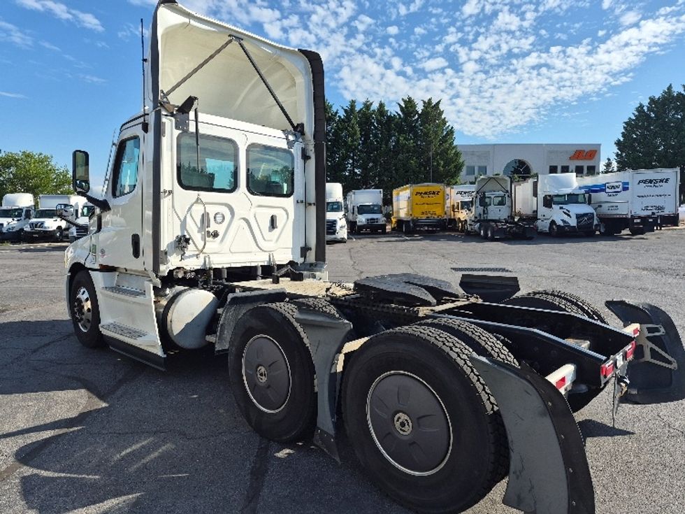 Day Cab Tractor-Heavy Duty Tractors-Freightliner-2023-T12664ST-Harrisburg-PA-665,785\n\t\tmiles-$ 40,000 - Image 5