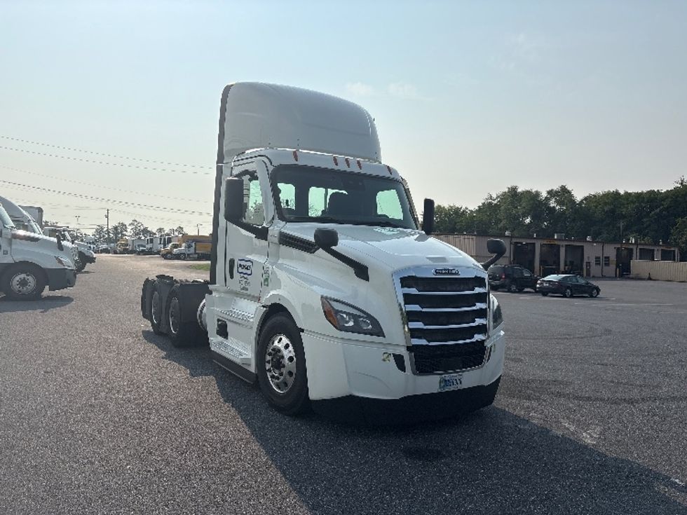 Day Cab Tractor-Heavy Duty Tractors-Freightliner-2023-T12664ST-Harrisburg-PA-689,350\n\t\tmiles-$ 37,250 - Image 1