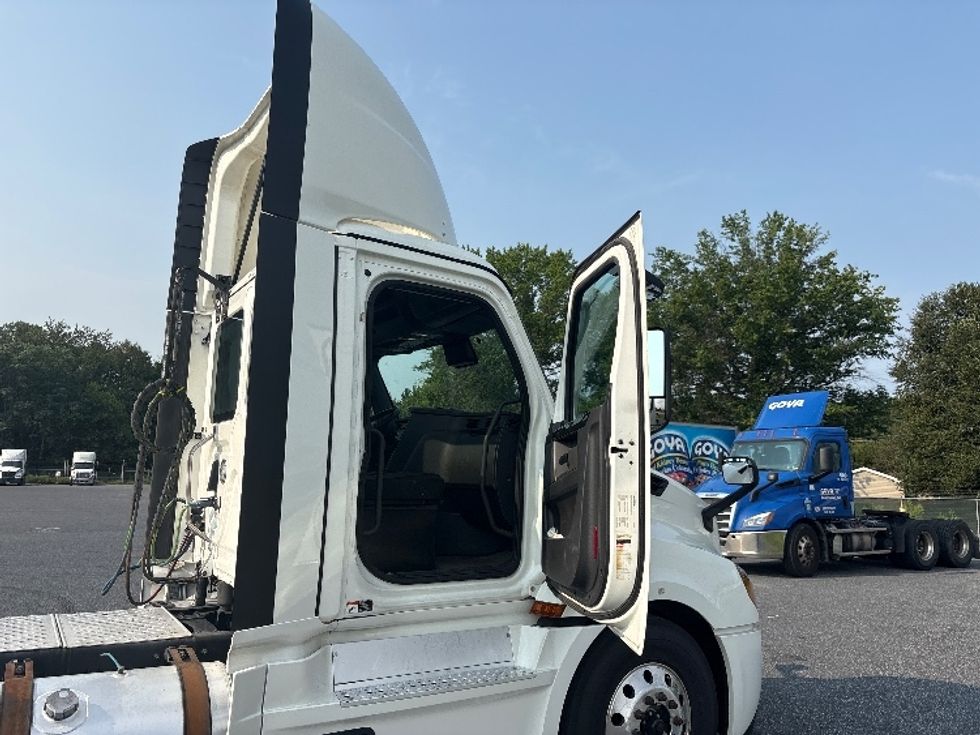 Day Cab Tractor-Heavy Duty Tractors-Freightliner-2023-T12664ST-Harrisburg-PA-689,350\n\t\tmiles-$ 37,250 - Image 12