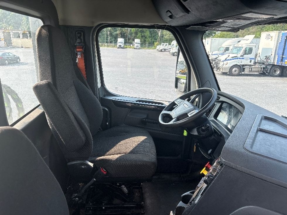 Day Cab Tractor-Heavy Duty Tractors-Freightliner-2023-T12664ST-Harrisburg-PA-689,350\n\t\tmiles-$ 37,250 - Image 14