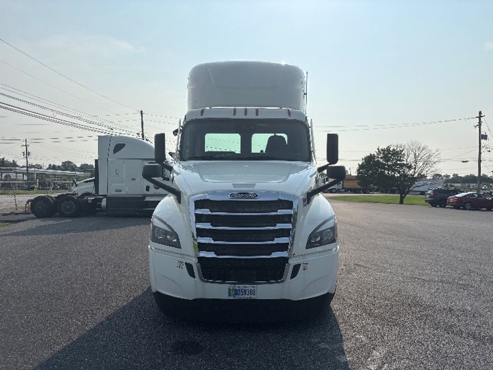 Day Cab Tractor-Heavy Duty Tractors-Freightliner-2023-T12664ST-Harrisburg-PA-689,350\n\t\tmiles-$ 37,250 - Image 2