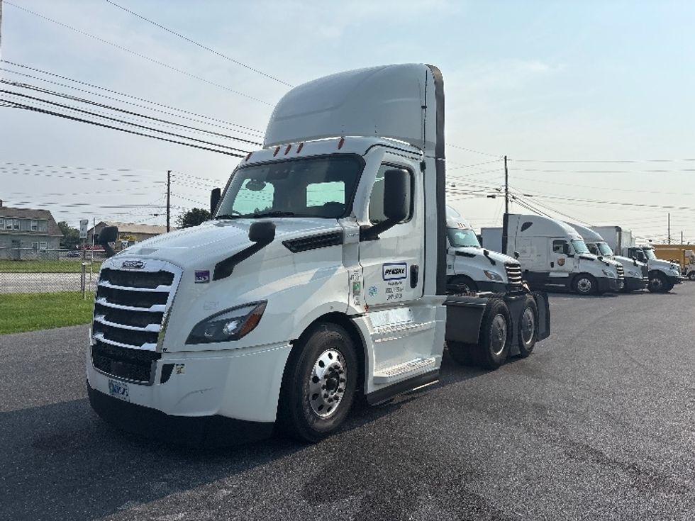 Day Cab Tractor-Heavy Duty Tractors-Freightliner-2023-T12664ST-Harrisburg-PA-689,350\n\t\tmiles-$ 37,250 - Image 3