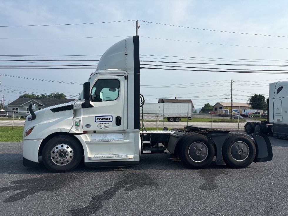 Day Cab Tractor-Heavy Duty Tractors-Freightliner-2023-T12664ST-Harrisburg-PA-689,350\n\t\tmiles-$ 37,250 - Image 4