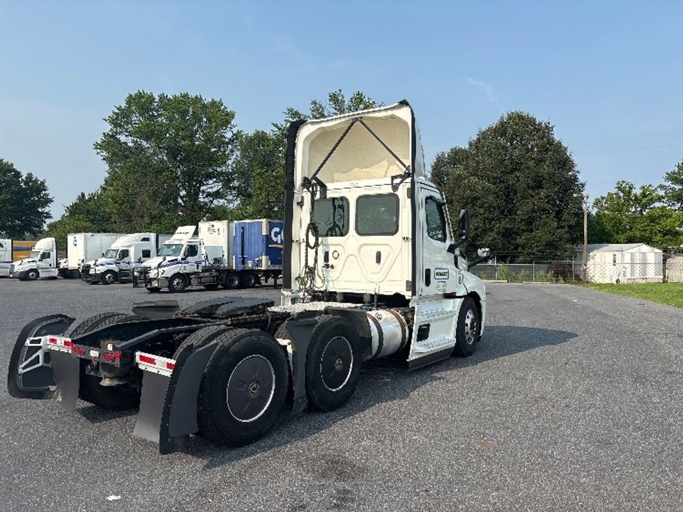 Day Cab Tractor-Heavy Duty Tractors-Freightliner-2023-T12664ST-Harrisburg-PA-689,350\n\t\tmiles-$ 37,250 - Image 7