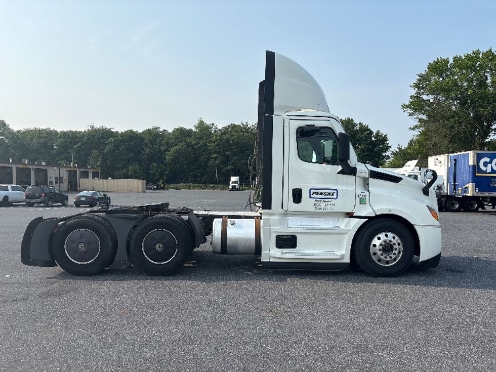 Day Cab Tractor-Heavy Duty Tractors-Freightliner-2023-T12664ST-Harrisburg-PA-689,350\n\t\tmiles-$ 37,250 - Image 8