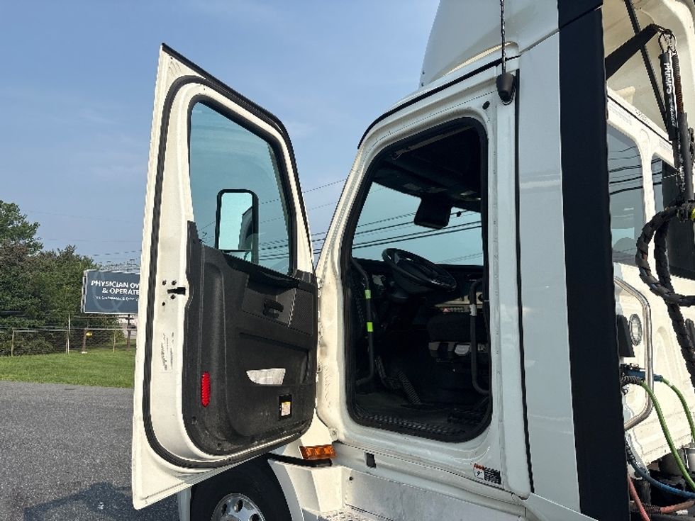 Day Cab Tractor-Heavy Duty Tractors-Freightliner-2023-T12664ST-Harrisburg-PA-689,350\n\t\tmiles-$ 37,250 - Image 9