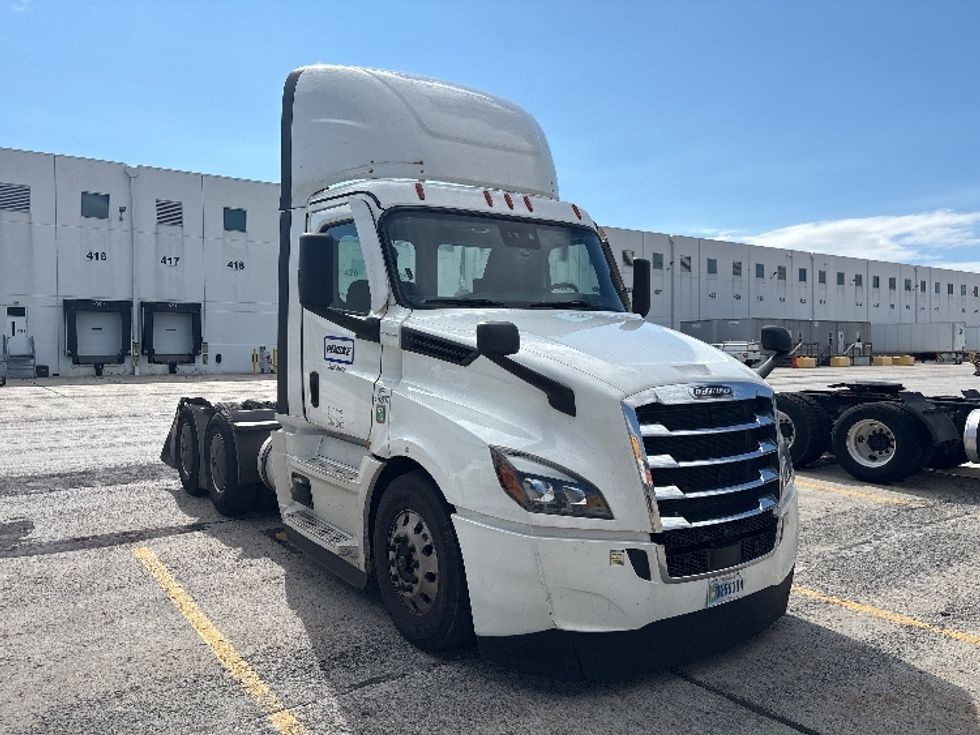 Day Cab Tractor-Heavy Duty Tractors-Freightliner-2023-T12664ST-Harrisburg-PA-706,635\n\t\tmiles-$ 36,250 - Image 1